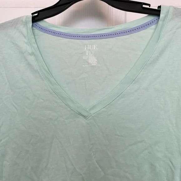 HUE Size 1X V Neck T Shirt Top NEW Short Sleeves Soft - Picture 2 of 4